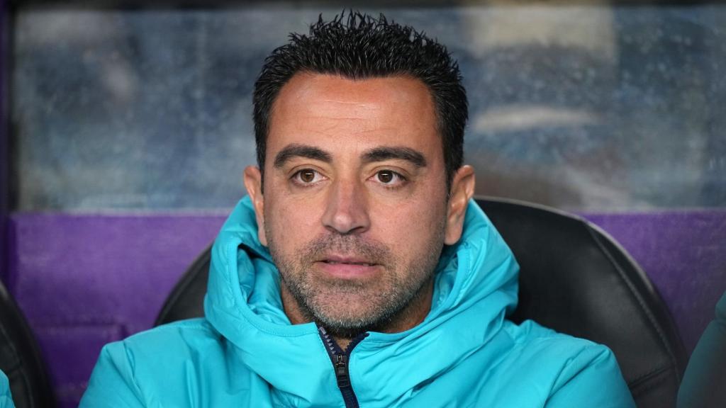 La triple reacción de Xavi tras la retirada de la roja a Vinicius