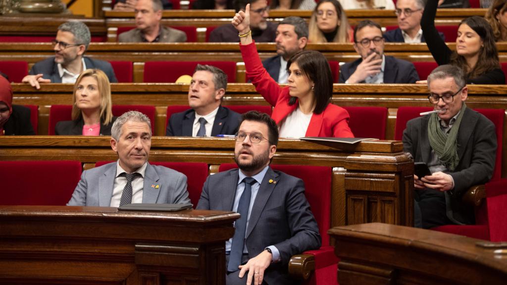 El 'conseller' de Educación, Josep Gonzàlez-Cambray, y el presidente de la Generalitat, Pere Aragonès, en el Parlament / Kike Rincón - EUROPA PRESS