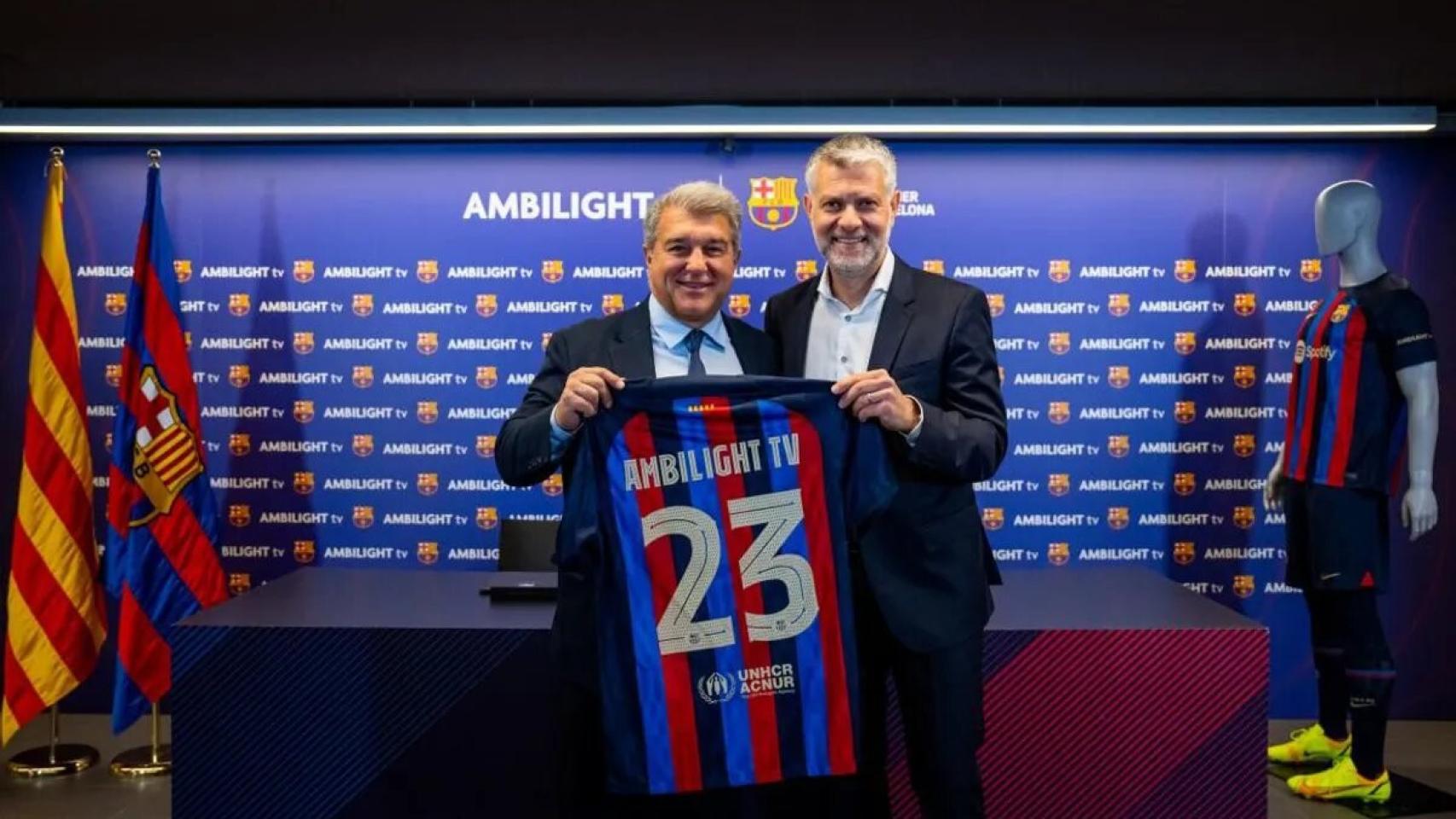 Joan Laporta posa con Kostas Vouzas, CEO de Ambilight