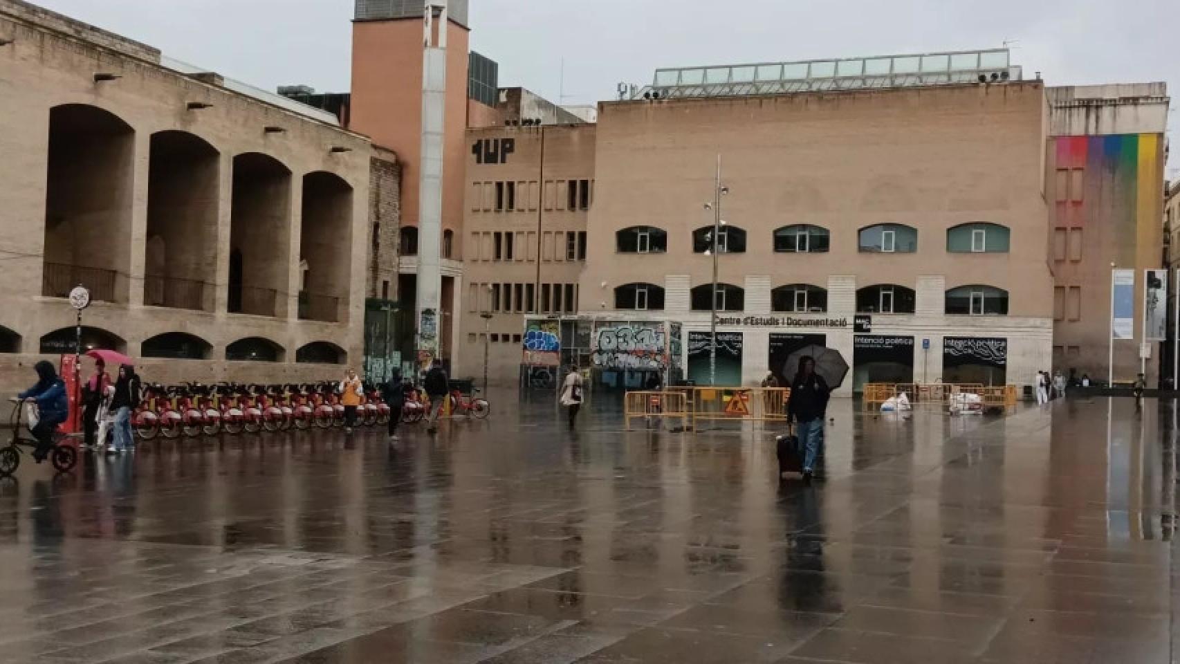 La plaza del MACBA, donde se manifiestan los okupas y otros antisistema