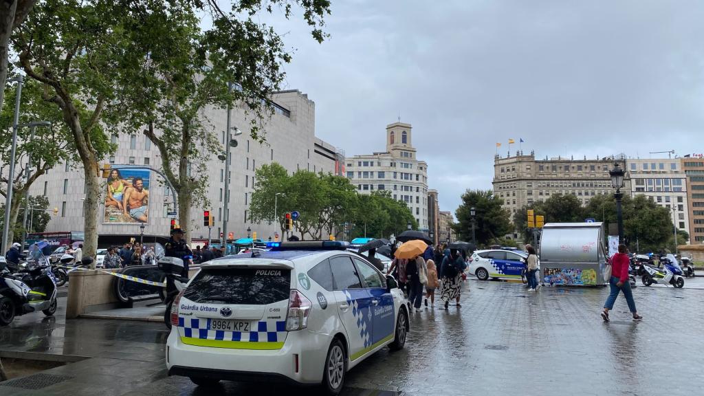 Varias patrullas de la Guardia Urbana en las inmediaciones del metro de plaza Catalunya