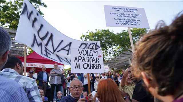 Varios manifestantes boicotean el cierre de campaña de Ada Colau en el Parque de Sant Martí / GALA ESPÍN