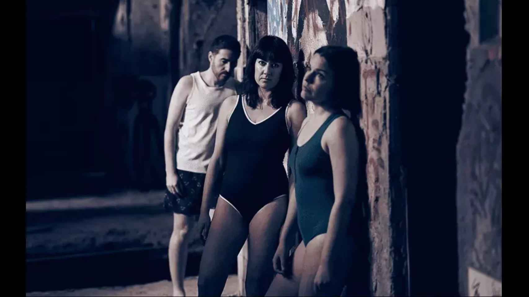 Imagen promocional de los actores de ‘Aprendre a nedar’ / TEATRE TANTARANTANA