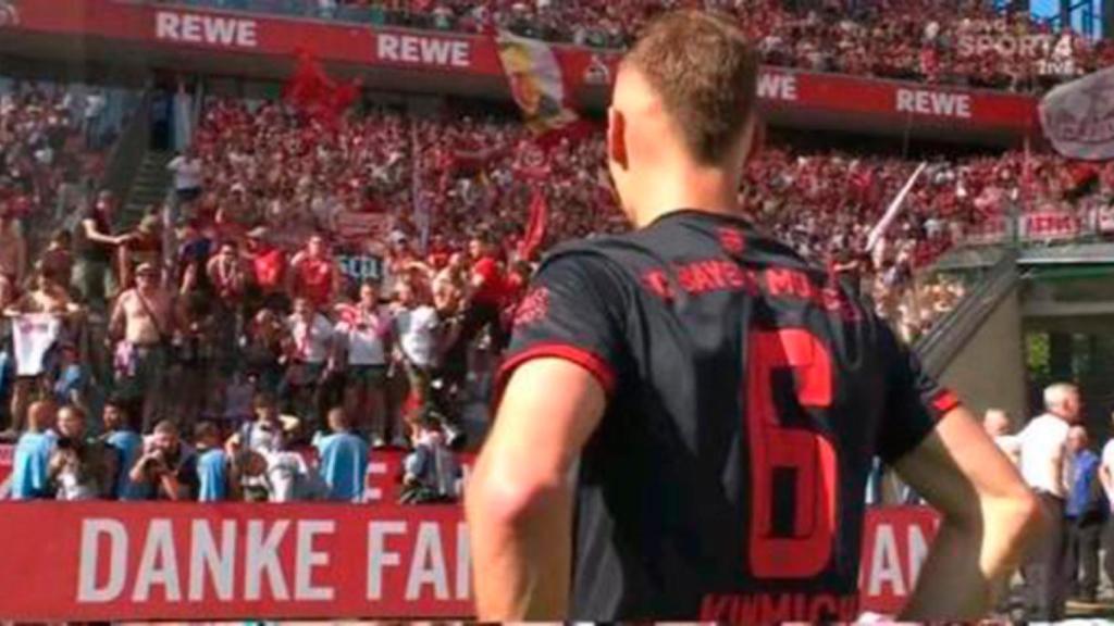 Joshua Kimmich, parado frente a los aficionados bávaros del fondo del estadio / REDES