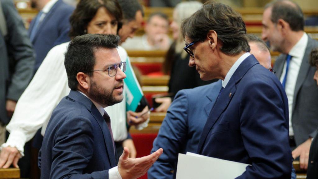 El presidente de la Generalitat, Pere Aragonès, junto al líder de la oposición, Salvador Illa