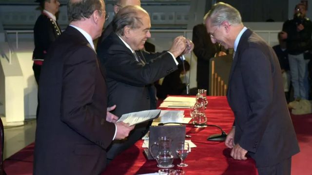 El doctor Joaquim Ramis recibe el galardón de la Cruz de Sant Jordi de la mano de Jordi Pujol en 2001 / GENERALITAT DE CATALUNYA