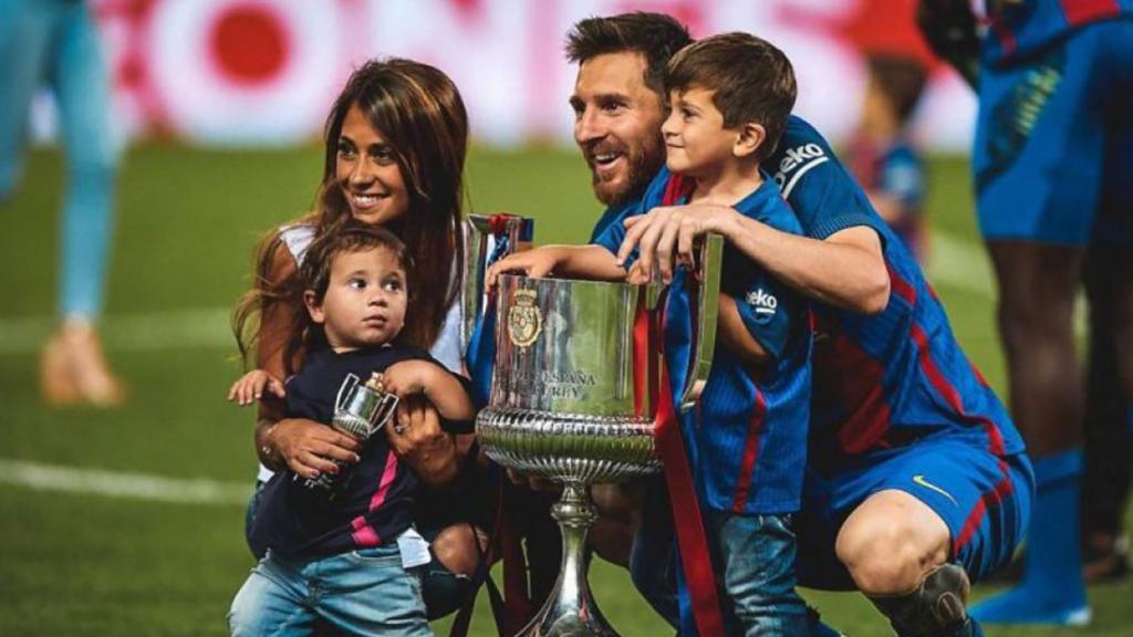 Leo Messi y Antonella, junto a sus hijos celebrando un título con el Barça