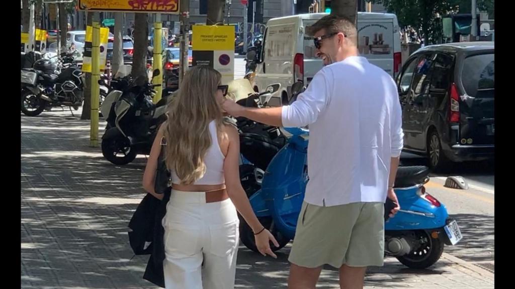 Gerard Piqué y Clara Chía pasean, acaramelados, por las calles de Barcelona