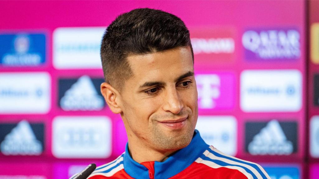 Joao Cancelo, durante una rueda de prensa con el Bayern / EFE