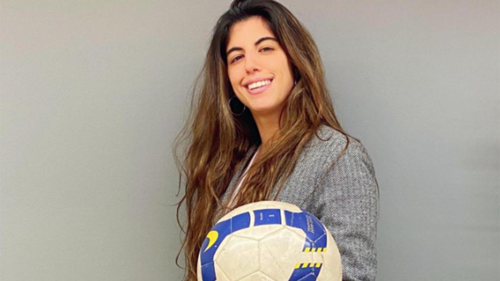 Carlota Planas, posando junto a un balón en una imagen de archivo / REDES