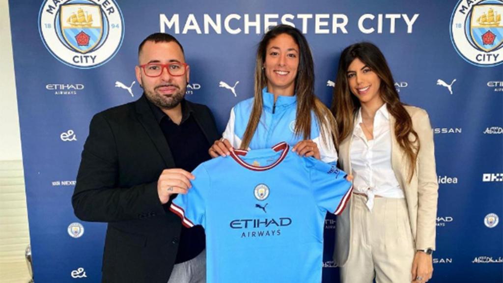 Carlota Planas, junto a Leila Ouahabi tras firmar con el Manchester City / REDES