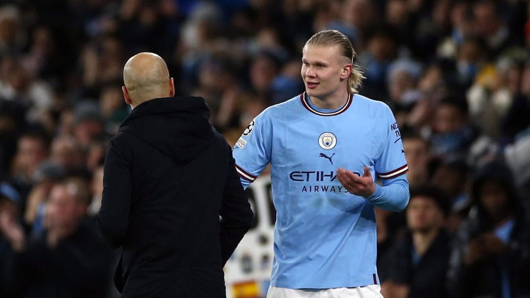 Haaland conversa con Guardiola durante un partido de Champions League / EFE