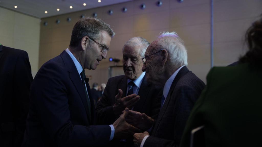 Alberto Núñez Feijóo habla con los expresidentes del Círculo de Economía Carlos Cuatrecasas y Joan Mas Cantí