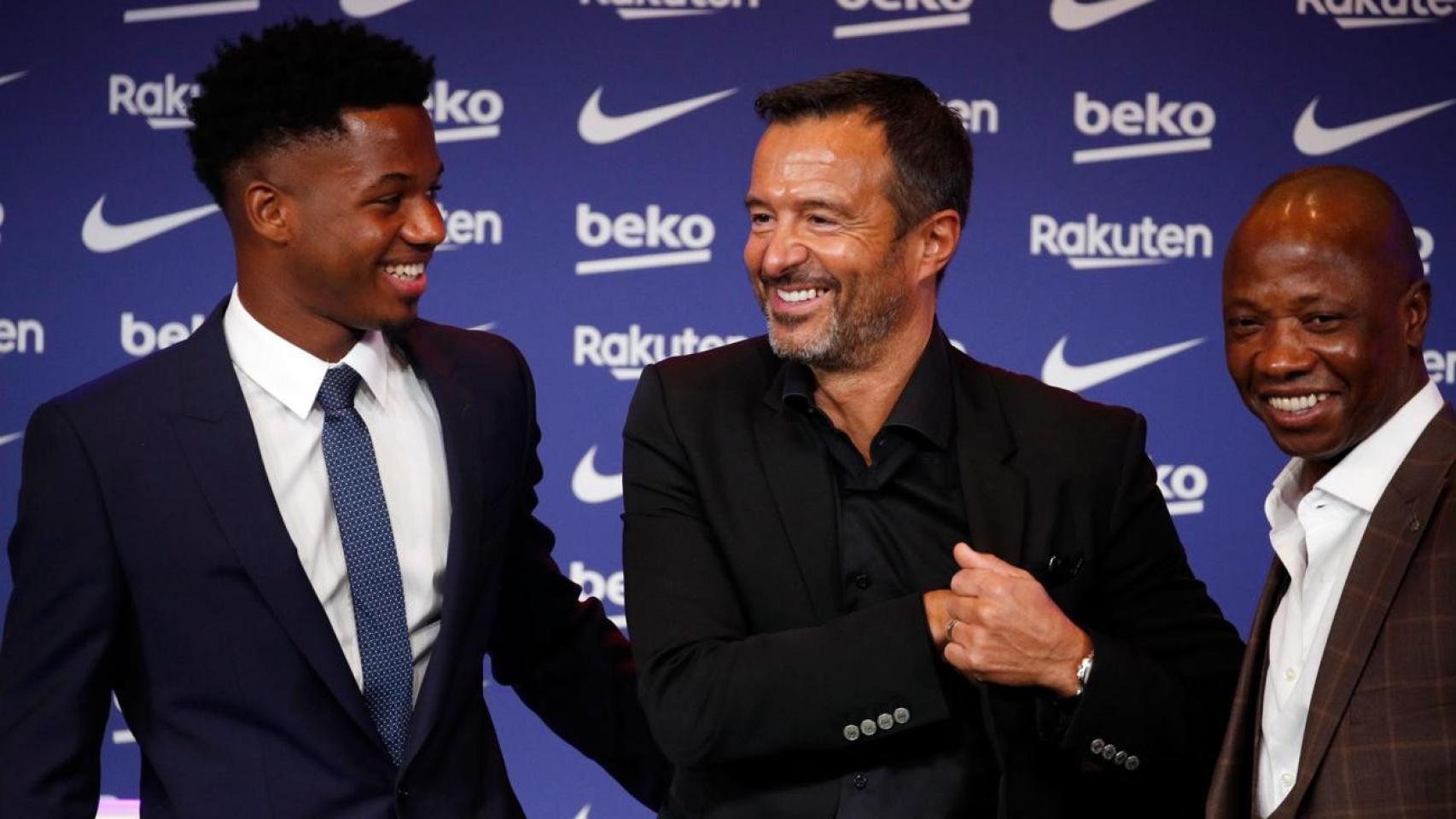 Jorge Mendes, Ansu Fati y el padre del futbolista del Barça, en una imagen de archivo / REDES