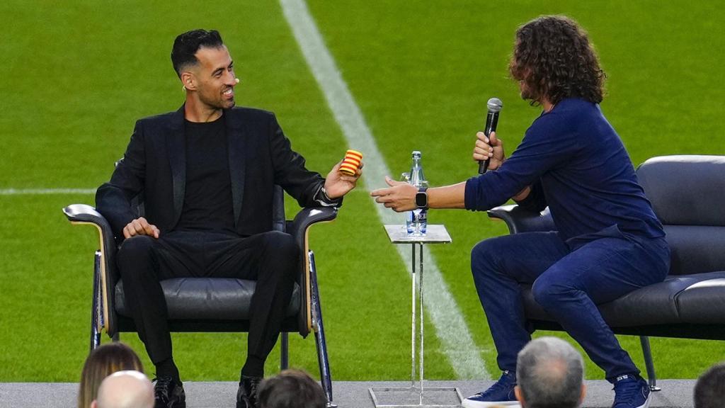 Puyol entrega a Busquets una cinta de capitán en el día de la despedida del mediocentro
