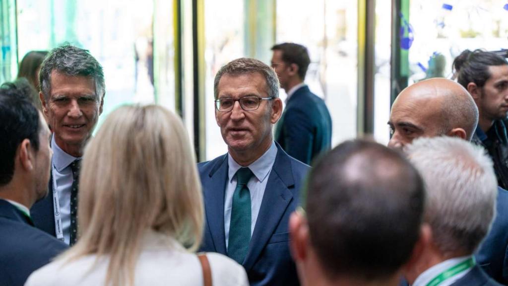 El presidente del PP, Alberto Núñez Feijóo, a su llegada en la reunión del Círculo de Economía