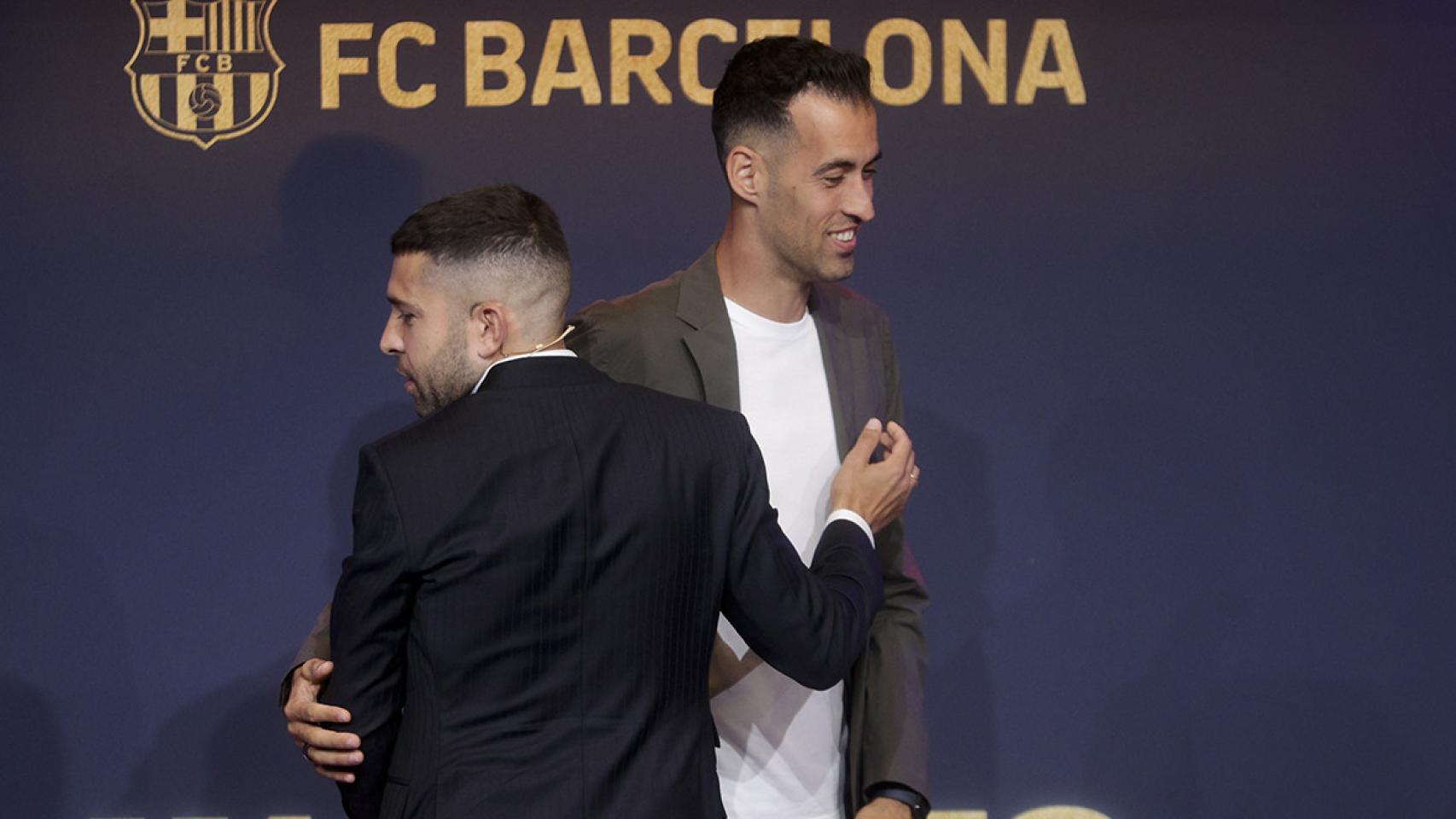 Jordi Alba y Sergio Busquets, durante el acto de despedida del lateral izquierdo / EFE