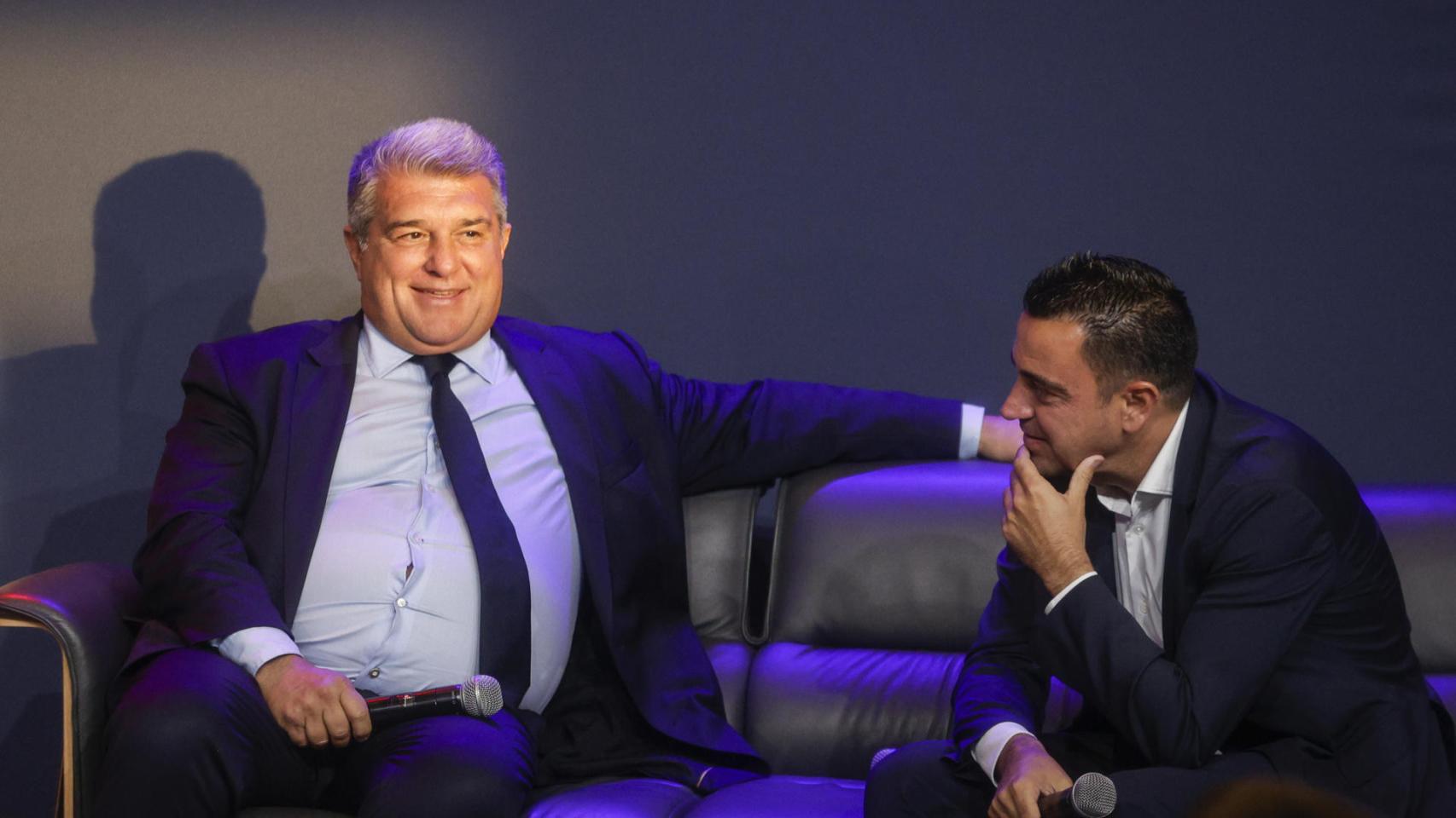 Joan Laporta y Xavi Hernández, durante la despedida oficial de Jordi Alba