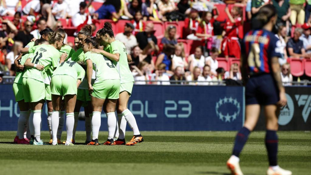 Las jugadoras del Wolfsburgo celebran su primer gol al Barça