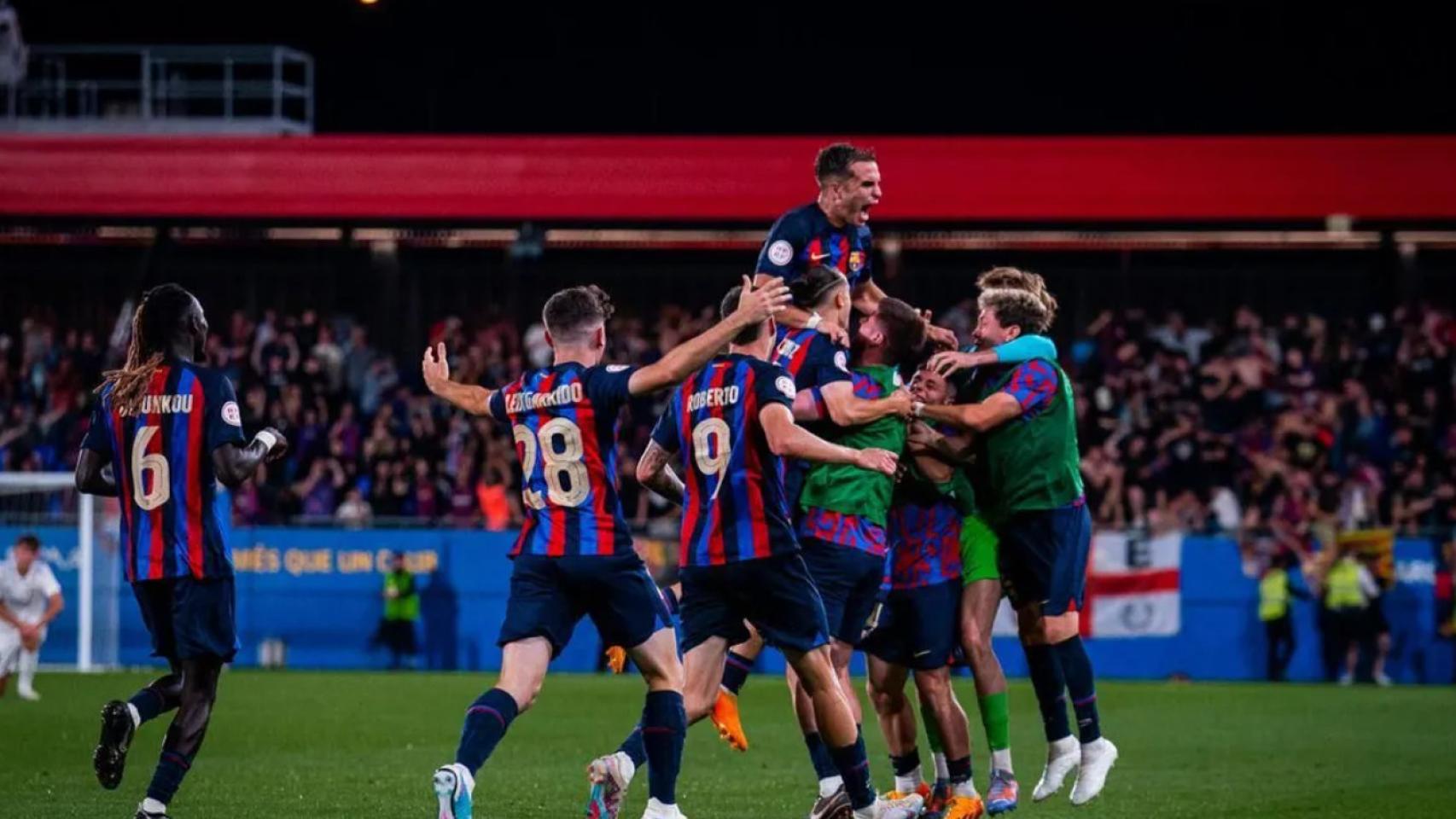 Los jugadores del Barça B enloquecen con la victoria en el mini clásico