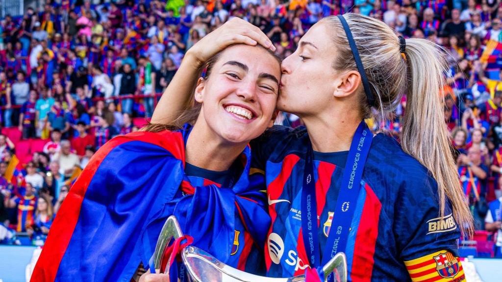 Alexia Putellas besa a Patri Guijarro, autora de dos goles en la final de la Champions