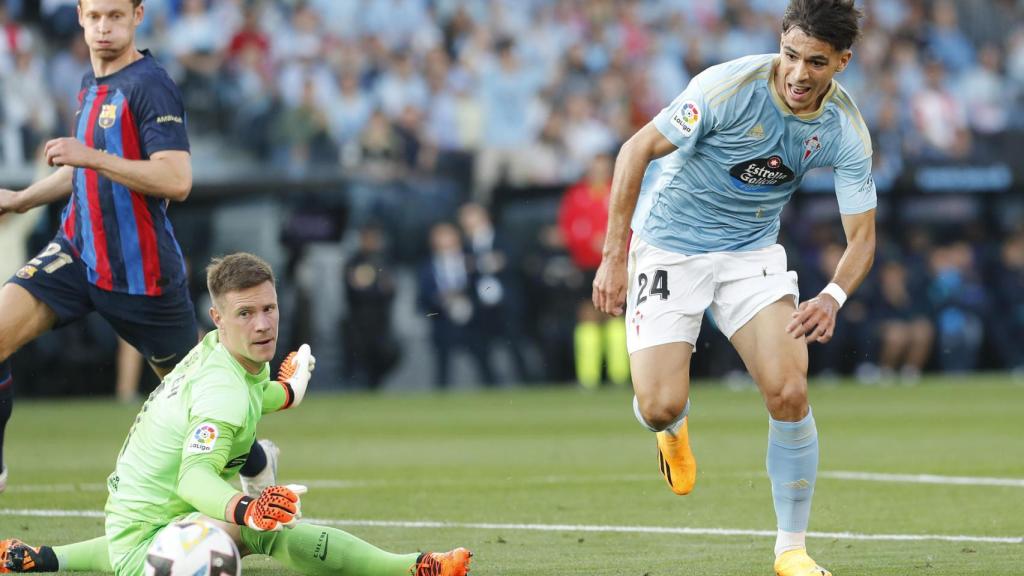 Gabri Veiga, del Celta, y Ter Stegen, en Balaídos