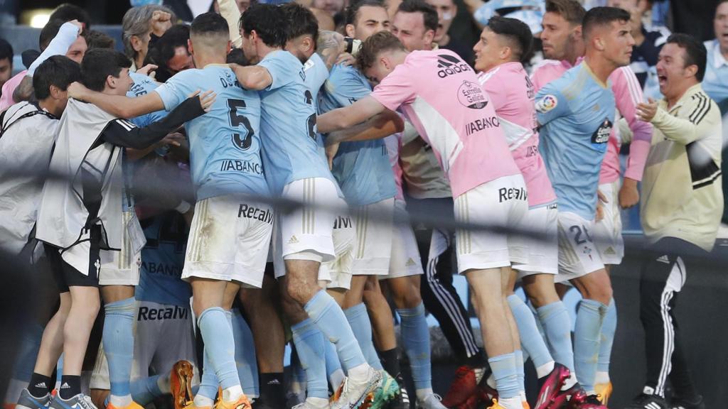 Los jugadores del Celta celebran el gol de Gabri Veiga