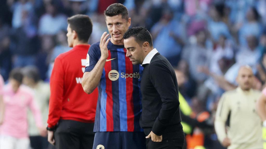 Xavi da instrucciones a Lewandowski