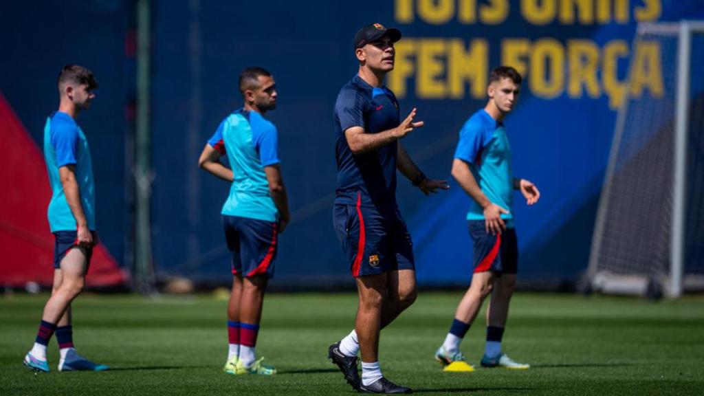 Rafa Márquez dirige un entrenamiento del Barça B / FCB