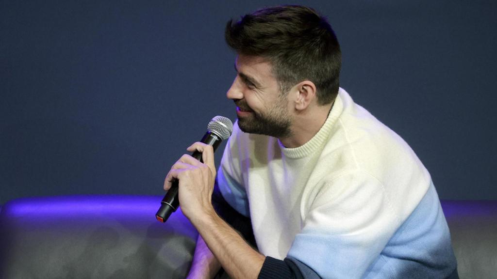Gerard Piqué, durante el acto de despedida de Jordi Alba / EFE