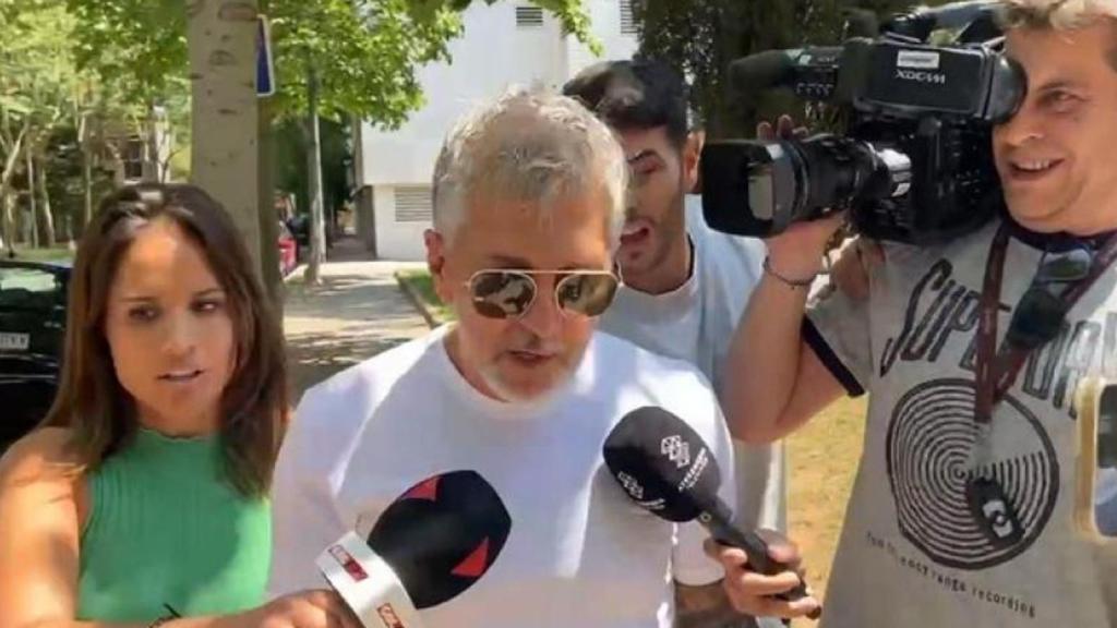 Jorge Messi, saliendo de la casa de Joan Laporta