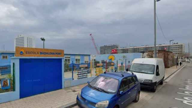 Entrada de la Escuela Badalona Port, donde al lado violaron a una menor