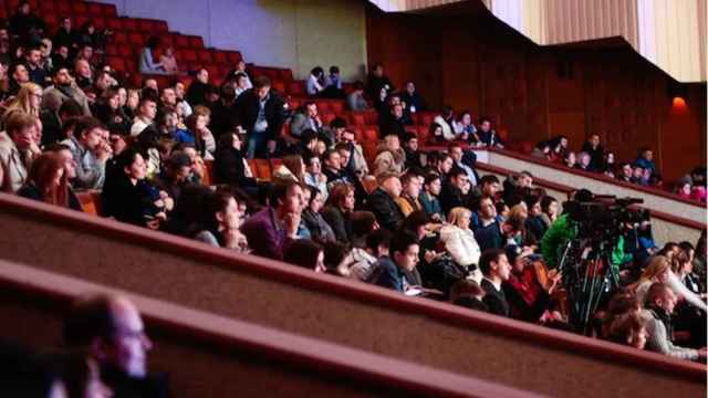 Publico atento en un congreso