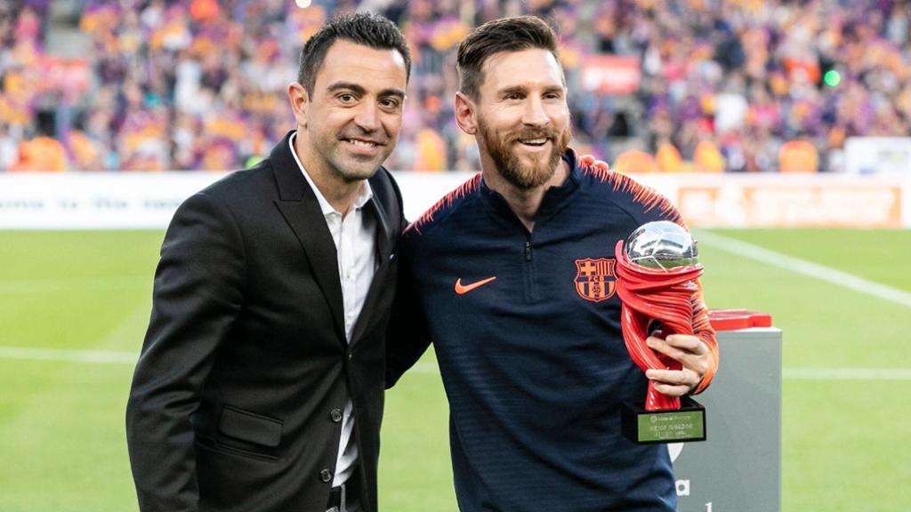 Xavi Hernández, después de entregar un premio a Messi en una imagen de archivo / REDESA