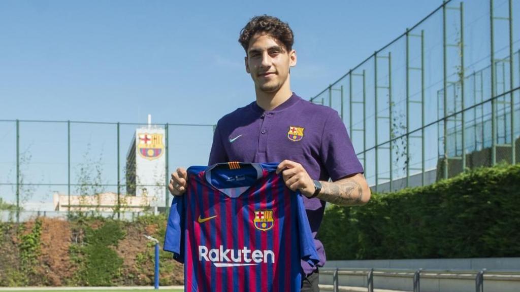 Ludovit Reis posa con la camiseta del Barça