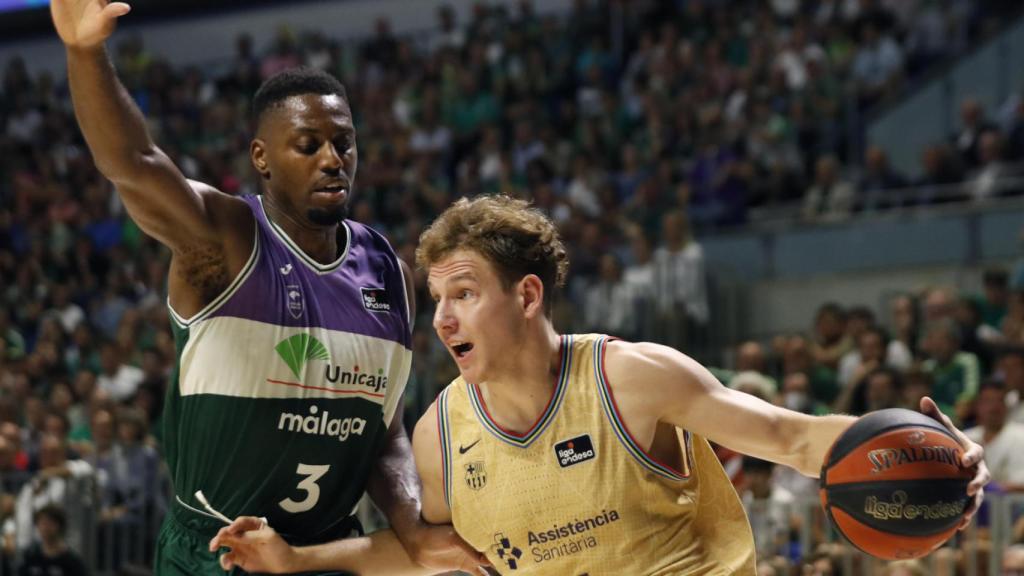 Rokas Jokubaitis bota el balón en el tercer partido contra el Unicaja