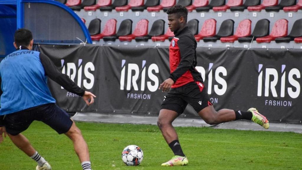 Mikayil Faye, durante un entrenamiento con el NK Kustosija