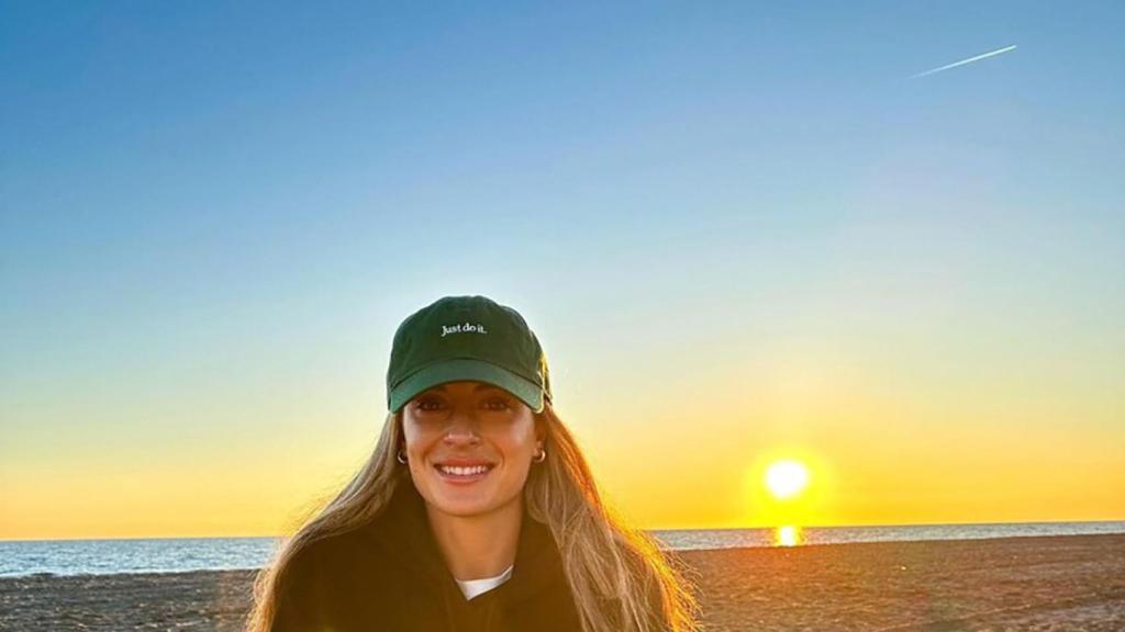 Alexia Putellas, posando en una playa durante sus vacaciones / REDES