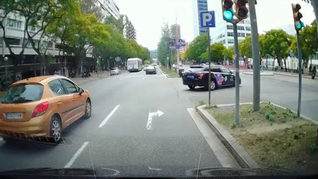 Momento en el que el vehículo de Cabify se saltó el semáforo en rojo / CEDIDA