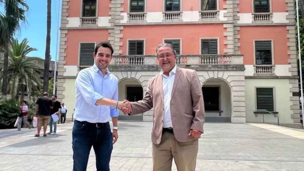 Manu Reyes (PP) con Nico Cerpa (SOM) frente al Ayuntamiento de Castelldefels