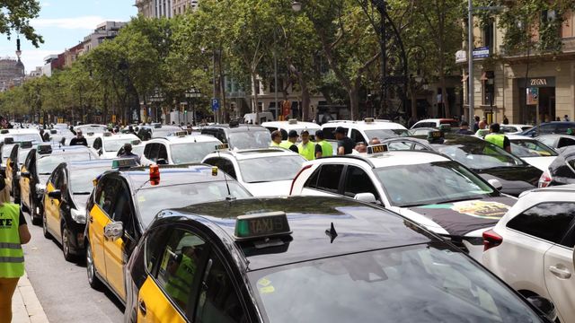 Cientos de taxis aparcados en el paseo de Gràcia durante una manifestación en una imagen de archivo / GALA ESPÍN
