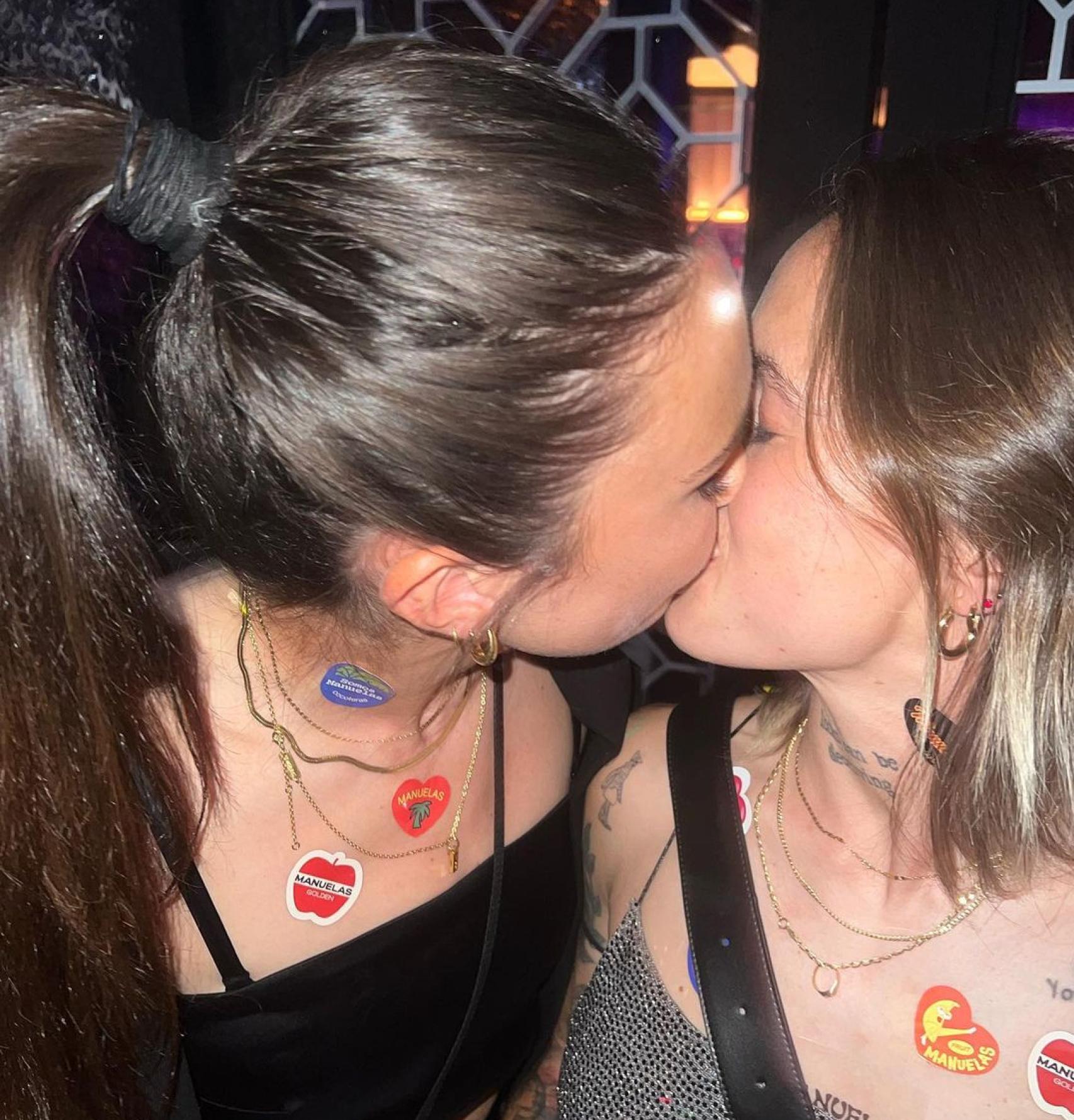 El beso de Engen y Mapi para felicitar el cumpleaños de la central del Barça