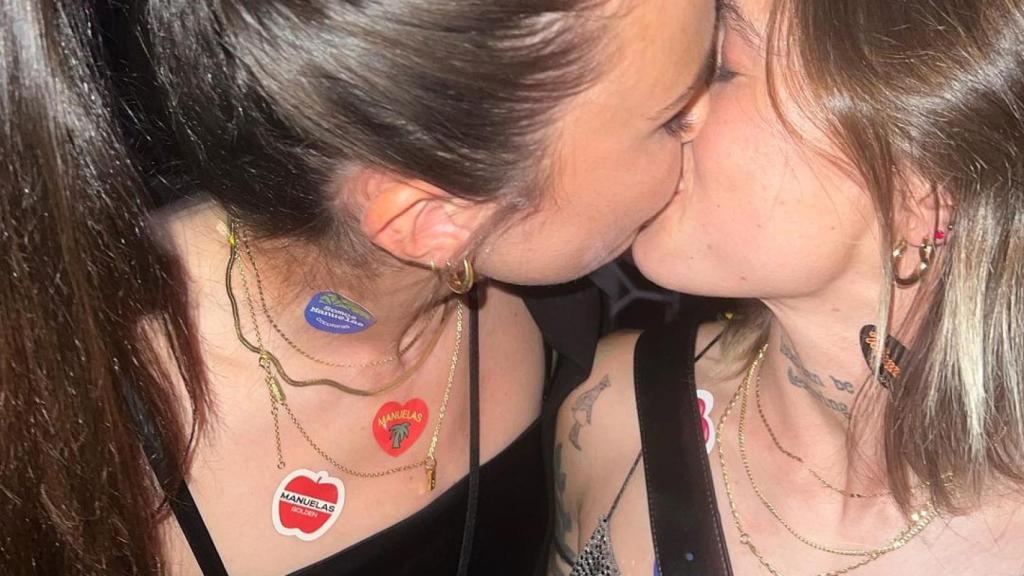 El beso de Engen y Mapi para felicitar el cumpleaños de la central del Barça