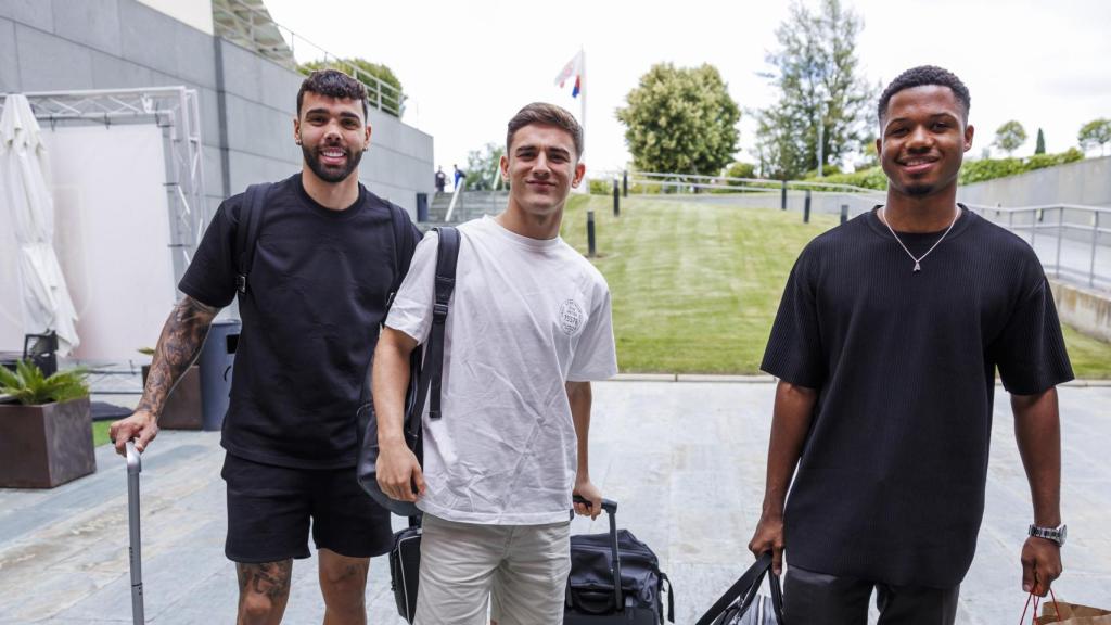 Ansu Fati, junto a David Raya y Gavi, llegando a la convocatoria de España / EFE
