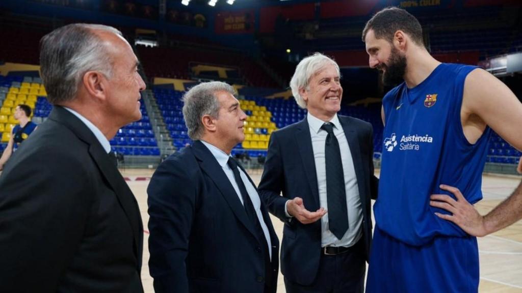 Rafa Yuste, Joan Laporta, Josep Cubells y Nikola Mirotic, antes de un partido de la Euroliga