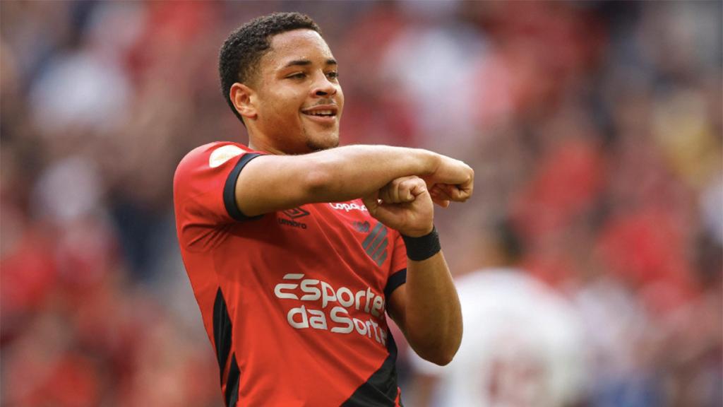 Vitor Roque, celebrando un gol marcado con el Athletico Paranaense