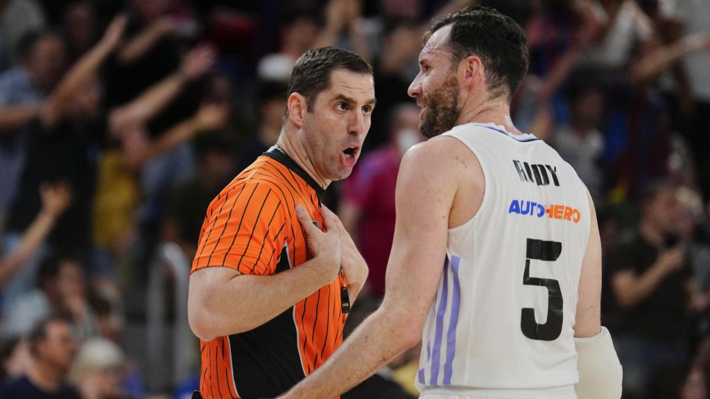 Rudy Fernández, protestando una acción a un árbitro en el Palau Blaugrana