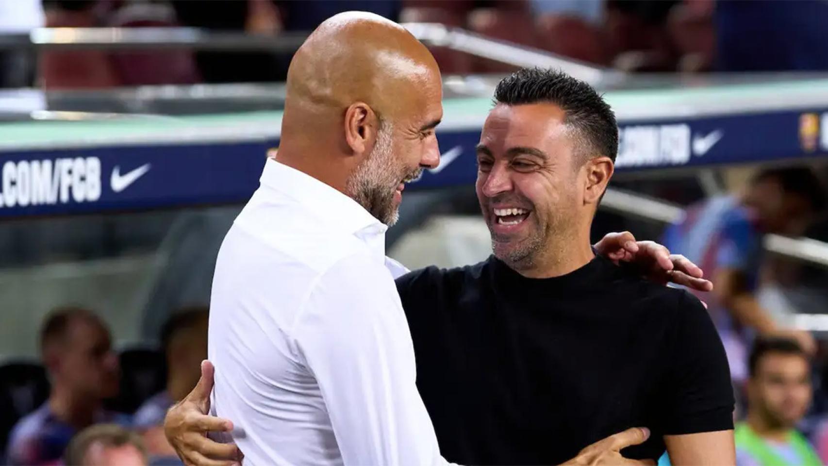 Guardiola  y Xavi Hernández, sonrientes en un Barça-City
