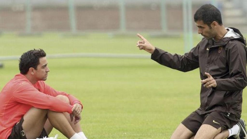 Xavi y Guardiola en un entrenamiento en 2008