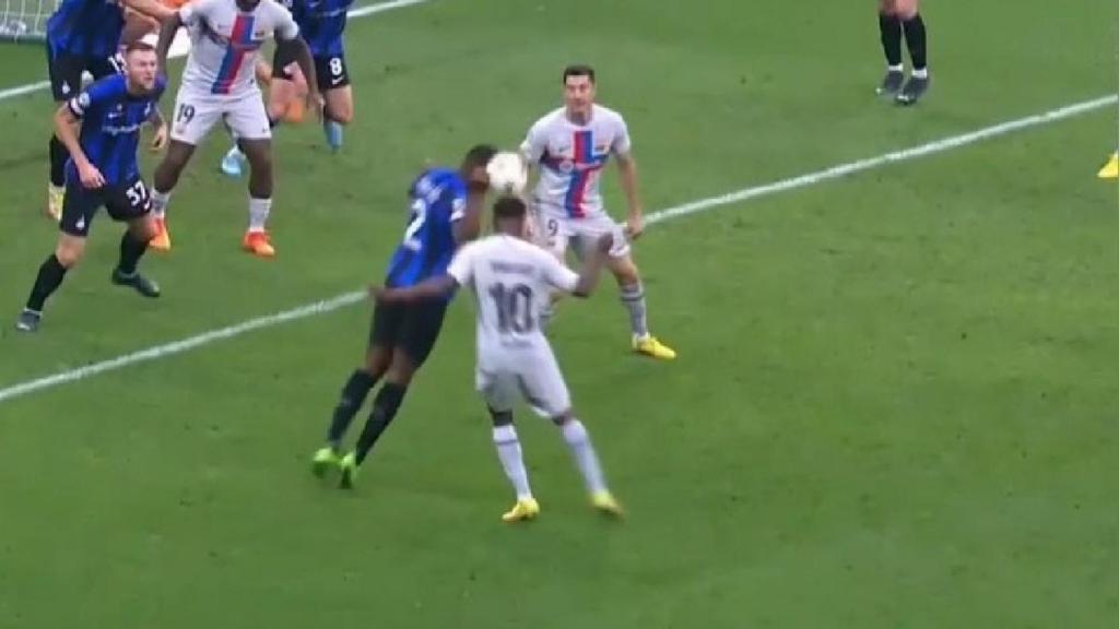 La mano de Denzel Dumfries que no fue cobrada por el árbitro en el Inter-Barça